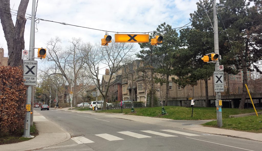 画像に alt 属性が指定されていません。ファイル名: Pedestrian-crossing-in-toronto-1024x590.jpg