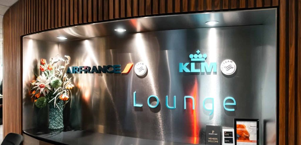 Air-France-KLM-lounge-yyz-milesopedia.com_.jpg