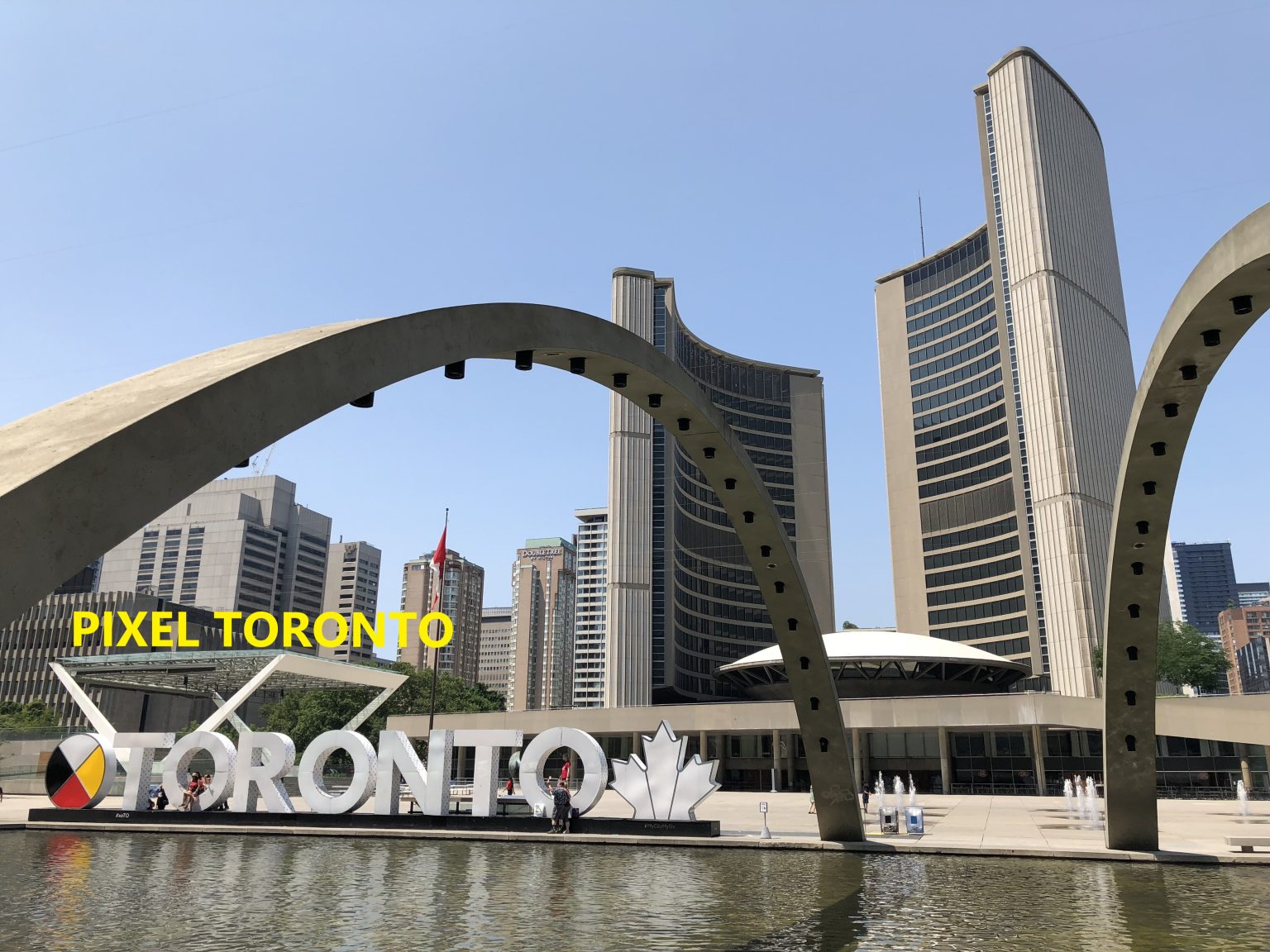 トロントの観光名所公共施設編トロント・シティーホール PIXEL TORONTO ピクセル トロント